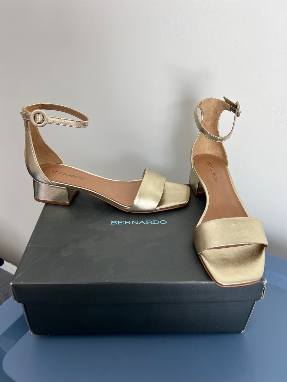 Bernardo champagne antique calf leather gold open toe sandals with low heel 9.5M